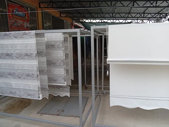 Çivril Duru Halı Yıkama işletmesinde kurutulan stor perdeler