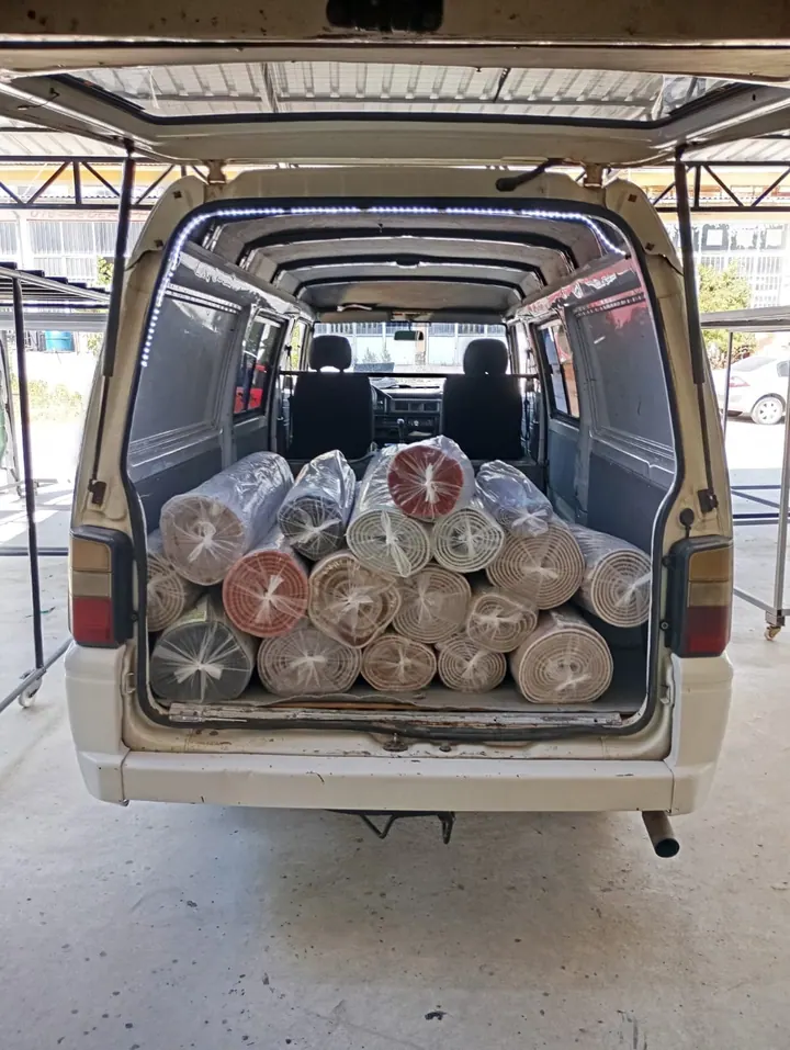 Yıkama sonrası paketlenerek servis aracına yüklenen halılar