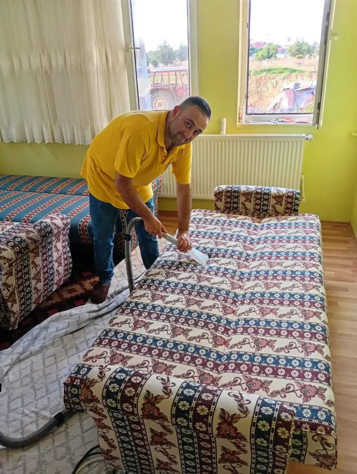 Ekstraksiyon cihazıyla yerinde desenli koltuk temizliği